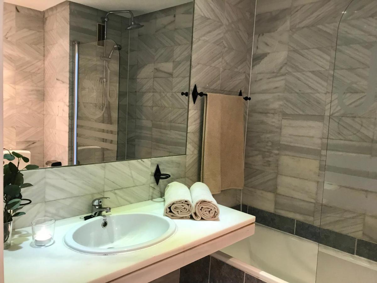 Large And Elegant In Puerto Banus With Pools And Paddle Apartemen